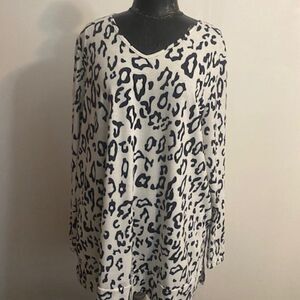 Maysoar Black/White V-neck Leopard print tunic, size XXL
